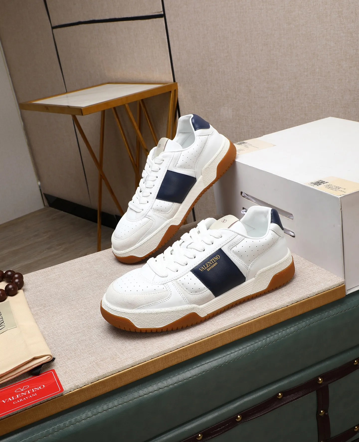 Men's shoes 💰740 [Valentino] Couple model, size: ▪️Size: Women's model 35-40 Men's model 39-44 (45 customized) Valentino Valentino Couple model Joie de Jouer series Velcro Thick sole Bread shoes Couple model Casual sneakers White shoes Original purchase and development Production Joie de Jouer series The style is simple but not out of style. The pure white base is paired with fresh green and soft beige, and the unique Velcro design highlights your personality. Every detail tells fashion and quality. Wear it, take a confident step, and start the trend journey. Delivered in exquisite packaging🛍📦 ▪️Material: Original custom imported first-layer cowhide ▪️Inner lining: Original custom made soft sheepskin lining ▪️Outsole: Original open-molded non-slip TPU material ▪️Sole thickness: 3.5CM
